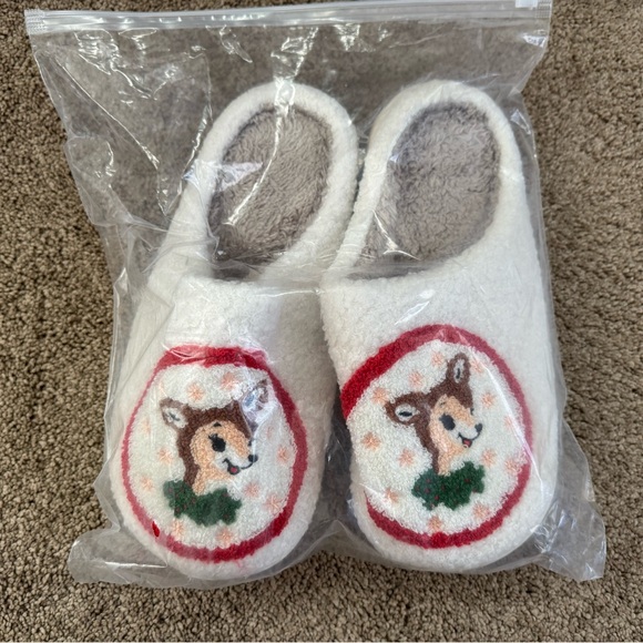 NWT Christmas Reindeer Embroidered Slippers - Picture 1 of 3